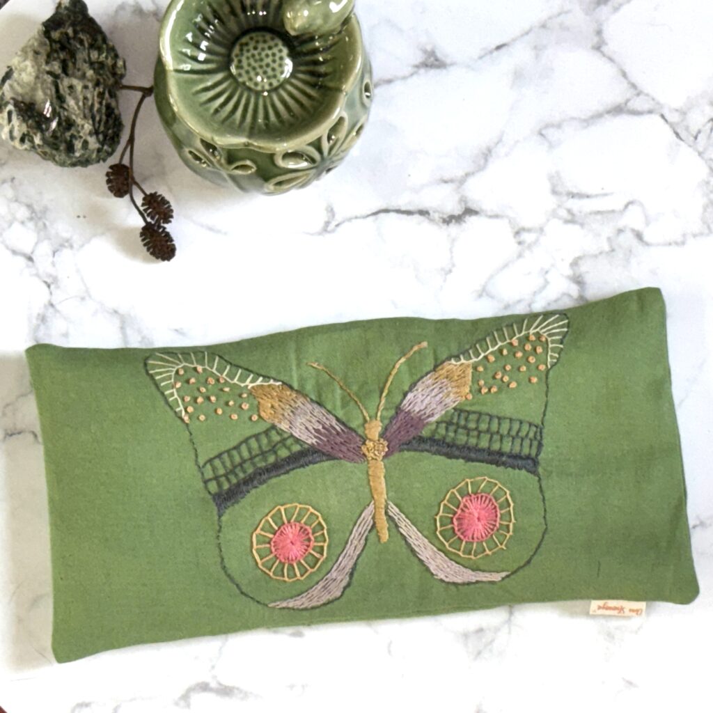 Håndbroderet øjenpude no. 1