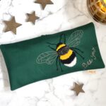 håndbroderet øjenpude bee u