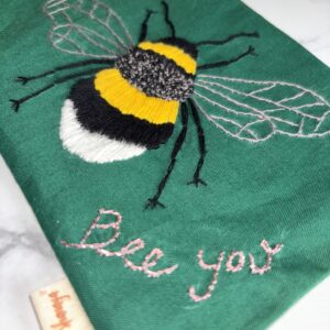 håndbroderet øjenpude bee u