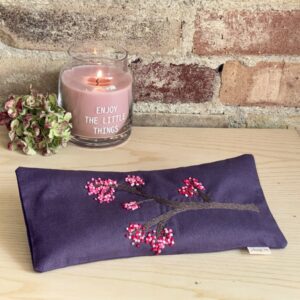 håndbroderet øjenpude blossom