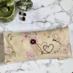 Håndbroderet øjenpude no.13