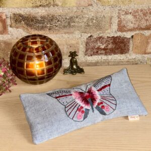 Håndbroderet øjenpude no. 3