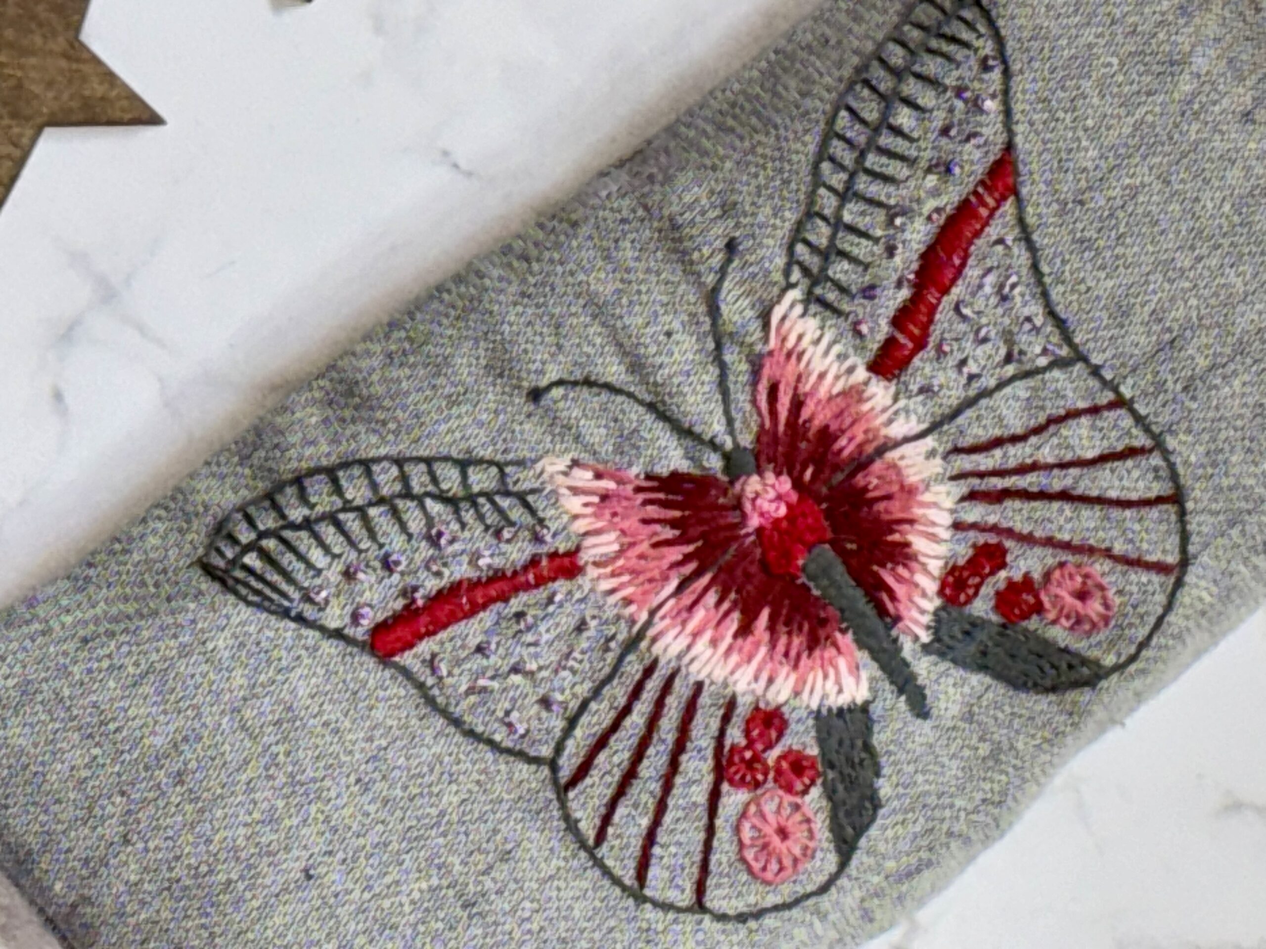 Håndbroderet øjenpude no. 3