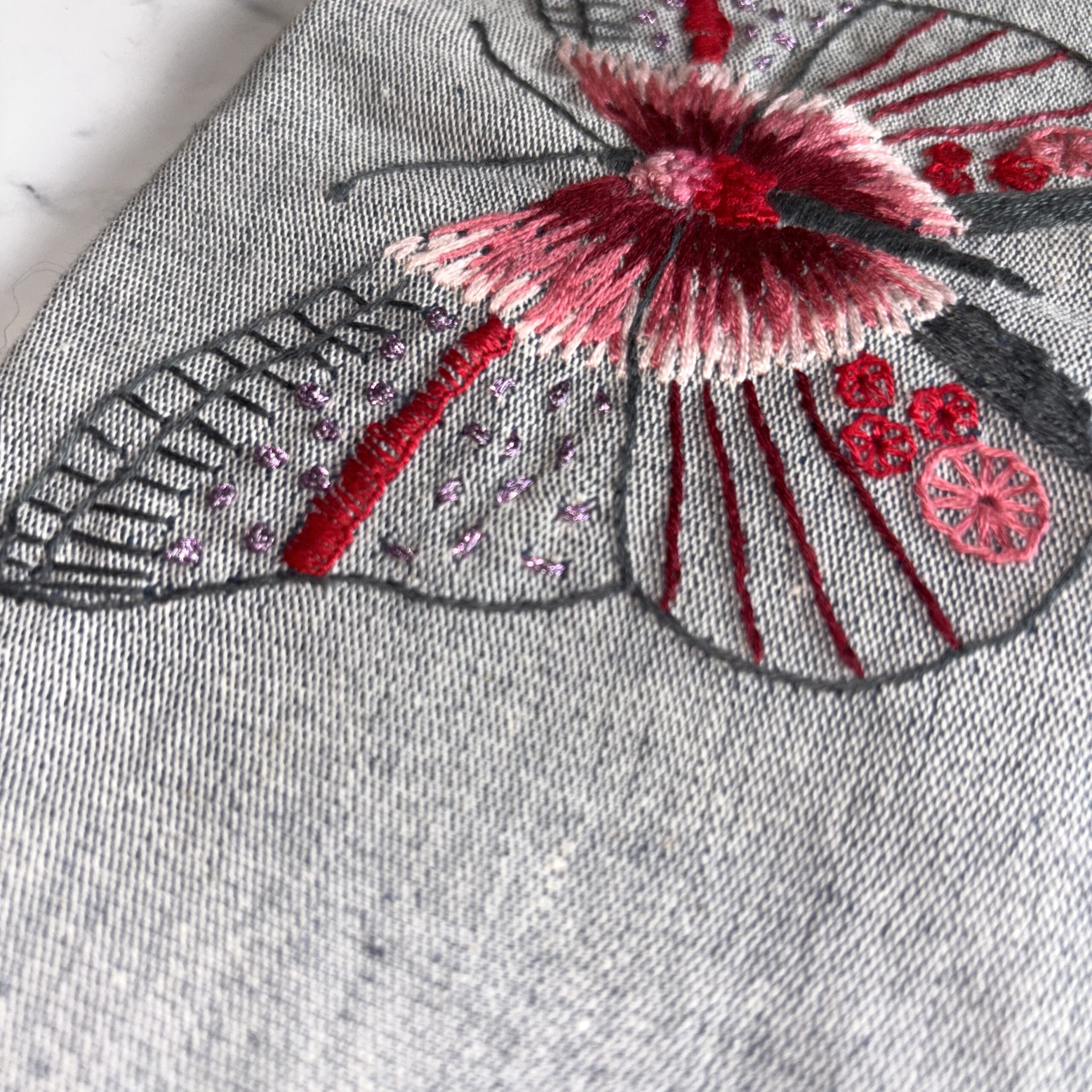 Håndbroderet øjenpude no. 3