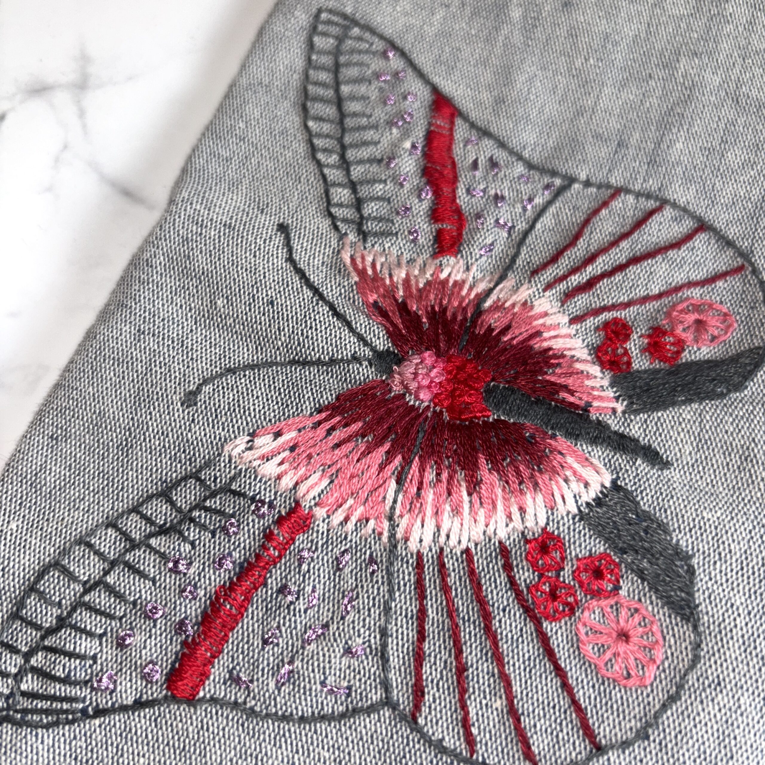 Håndbroderet øjenpude no. 3